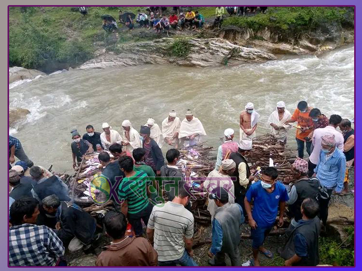 दार्चुला जिप दुर्घटनामा मृत्यु भएका बझाङका पाँचै जनाको सामूहिक दाहसंस्कार गरियो 